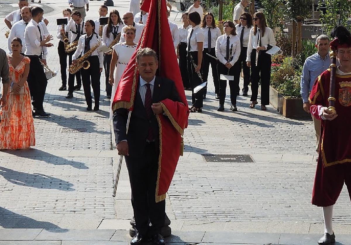 Udal ordezkariak Andre Mariaren Jasokundearen parrokiara joan ziren korporazioan.