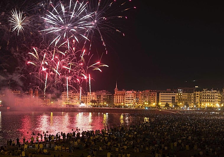 Espectáculo de 'Pirotecnia Valenciana' la noche del viernes 15 de agosto en el cielo de San Sebastián.