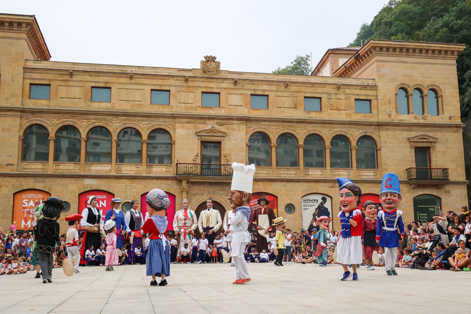 Despedidad de los gigantes y cabezudos de la Semana Grande