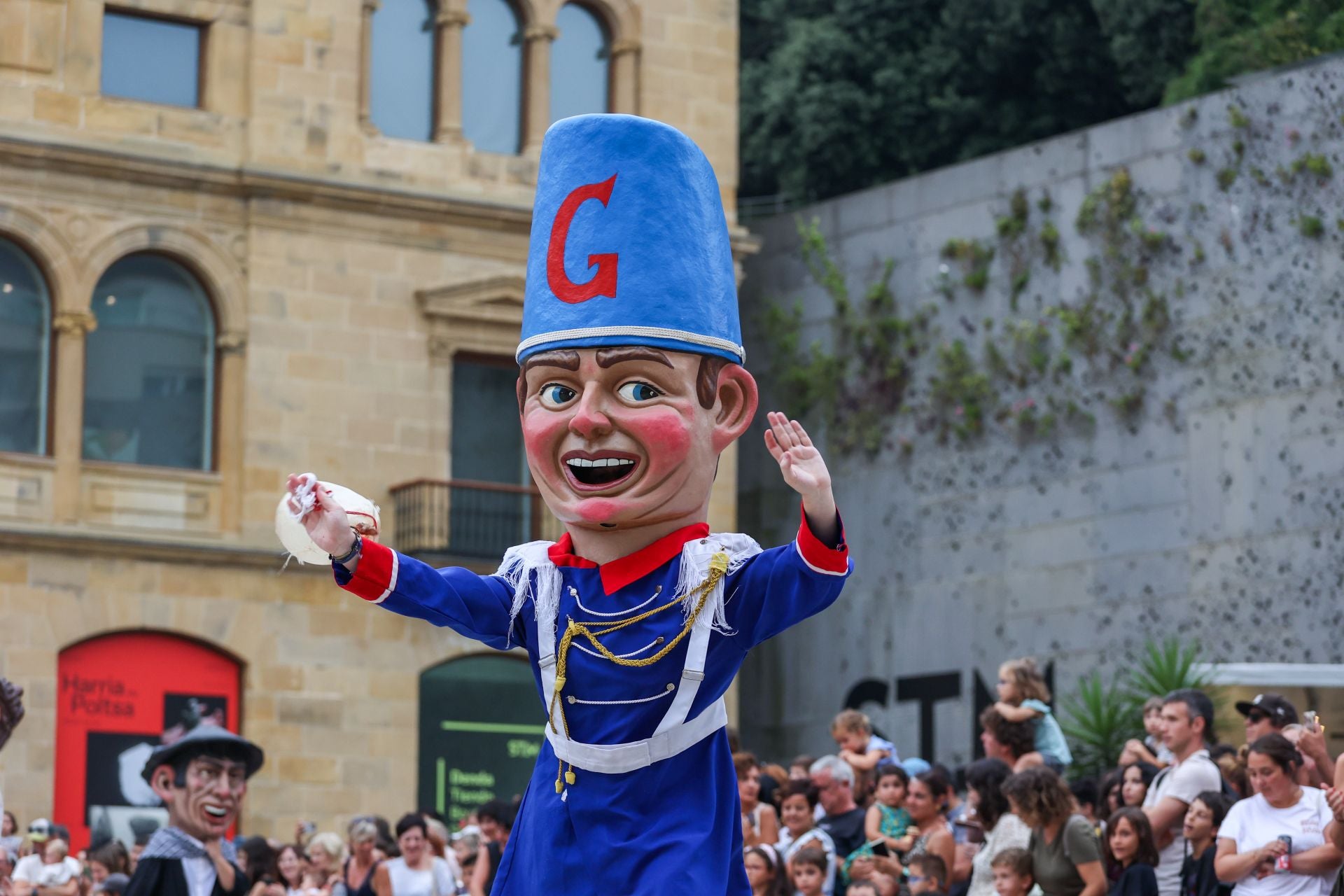 Despedidad de los gigantes y cabezudos de la Semana Grande