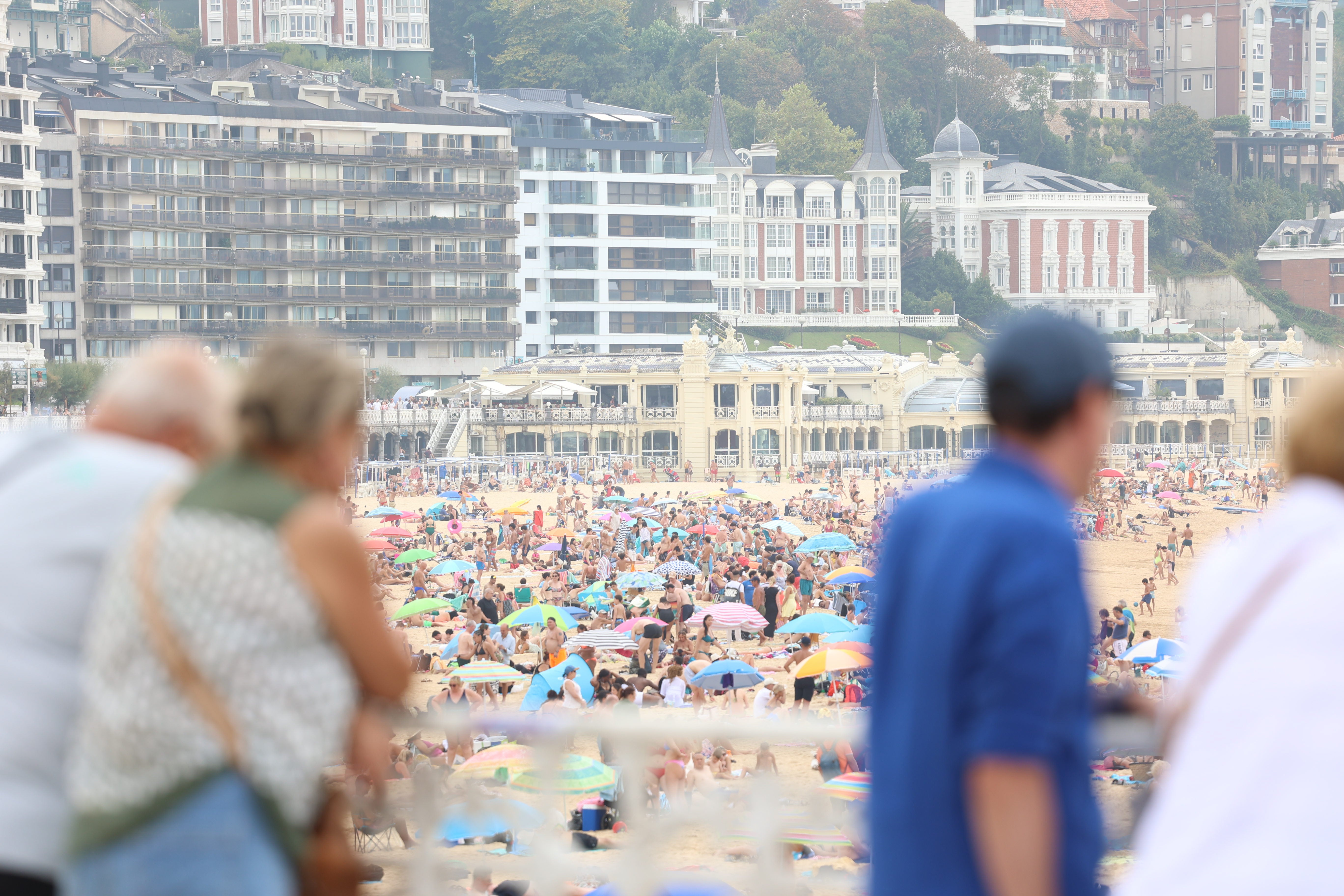 La Concha llena pese a la bajada de 10 grados