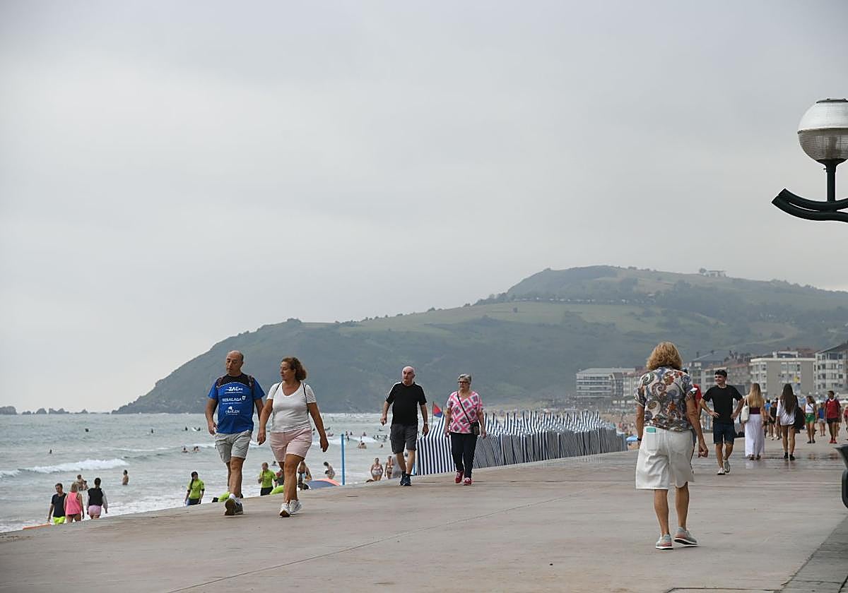 La playa de Zarautz con el cielo cubierto de nubes este sábado por la mañana.