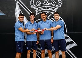 Barrenetxea, Aritz, Oyarzabal y Zubeldia posan con el brazalete de capitán de la Real Sociedad.