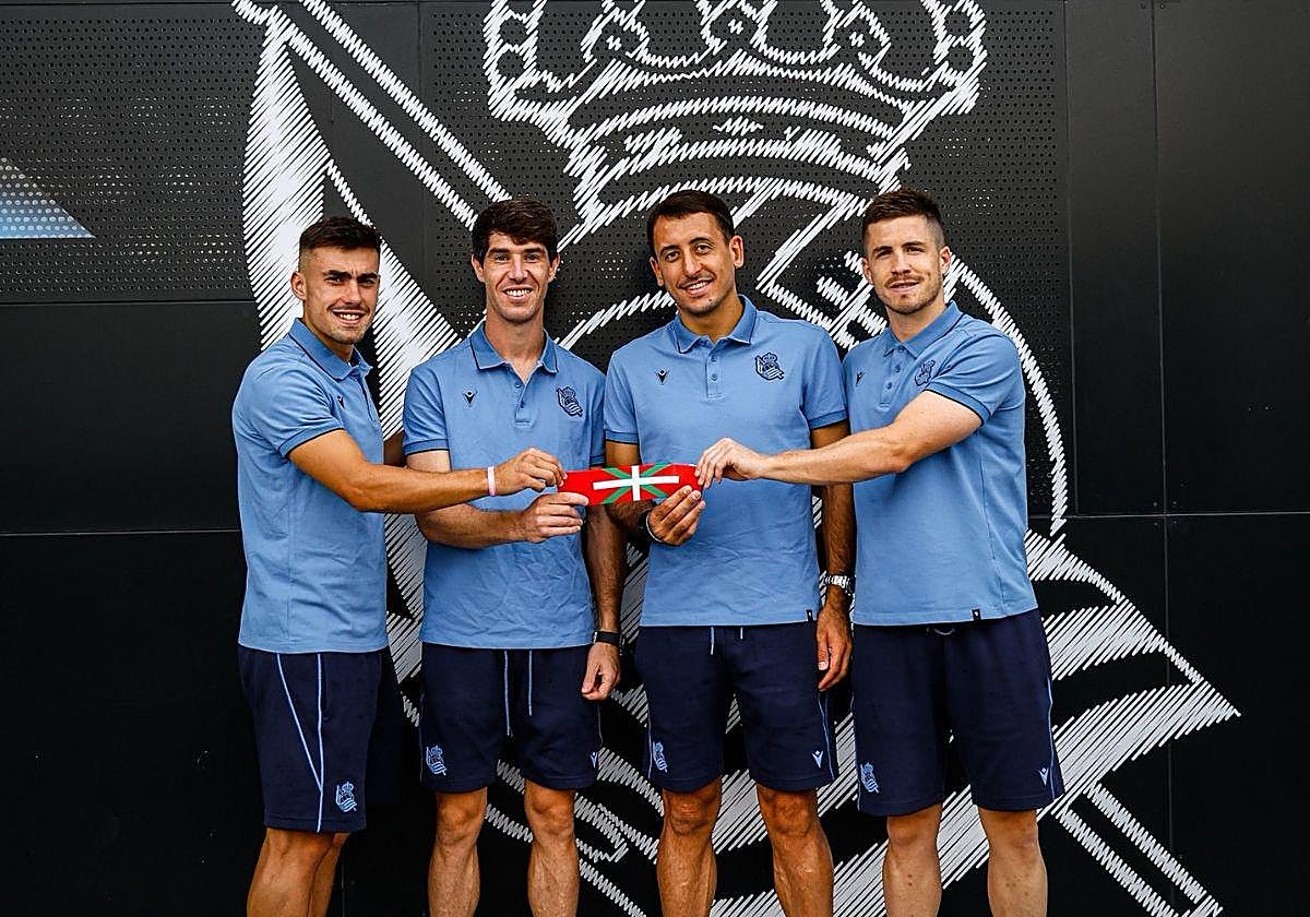 Barrenetxea, Aritz, Oyarzabal y Zubeldia posan con el brazalete de capitán de la Real Sociedad.