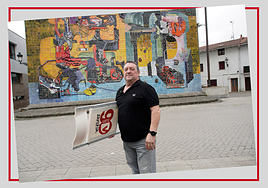 Paulino, Usurbilen bereizgarri den Zumetaren muralaren aurrean.