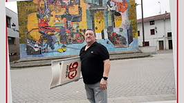 Paulino, Usurbilen bereizgarri den Zumetaren muralaren aurrean.