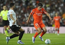 Marín controla un balón ante la defensa ché.