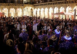 Una animada tamborrada, con luces y sombreros y camisas veraniegos despidieron en la plaza de la Constitución la Semana Grande en un novedoso 'Agur Asteari'.
