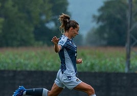 Ainhoa Moraza golpea el balón en el partido de ayer en Dulantzi.