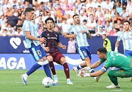 Herrero se lanza a por envío largo que no pudoalcanzar el mediapunta armeroJon Guruzeta.