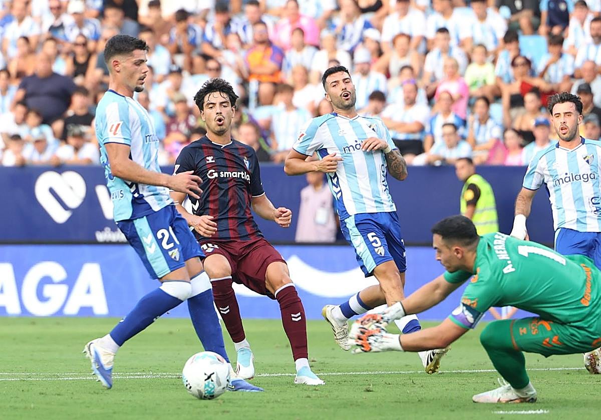 Herrero se lanza a por envío largo que no pudoalcanzar el mediapunta armeroJon Guruzeta.