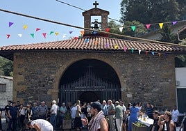 El barrio se llenó de vecinos para celebrar las fiestas en un ambiente distendido y con muy buen humor pese al calor.