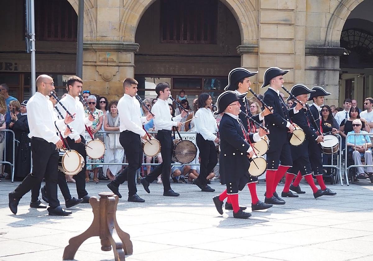 Txalkor Txistulari Taldea Herriko plazara sartzen.
