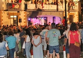 Festak irekitzeko sare konpontzaileek igo zuten ikurriña.