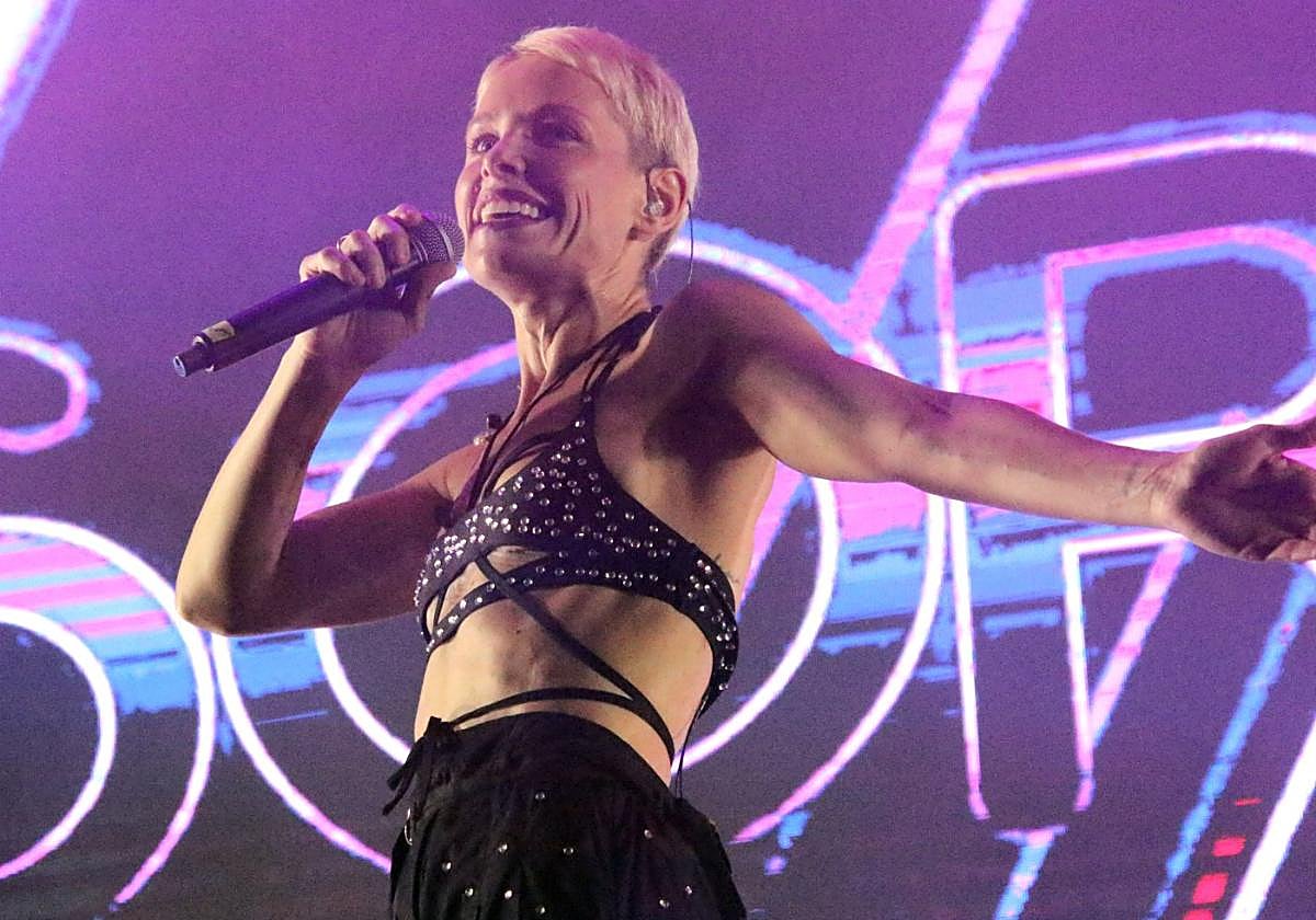 Un momentode la actuación de Soraya en el malecón ante numeroso público.