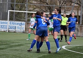 Jugadoras del Tolosa CF femenino en Tercera RFEF celebran un gol en el césped de Usabal.