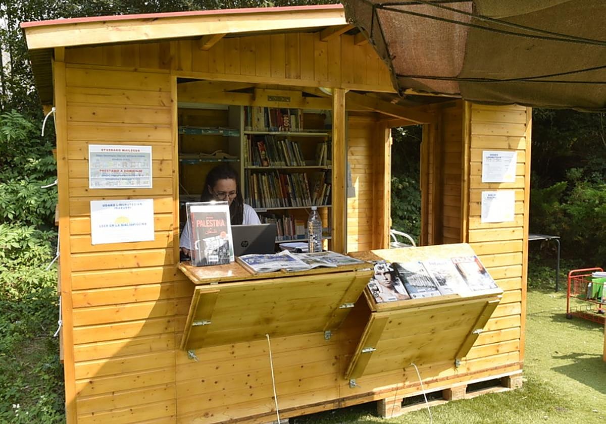 La caseta en las piscinas de Usabal, con variedad de lectura.