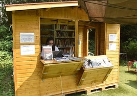 La caseta en las piscinas de Usabal, con variedad de lectura.