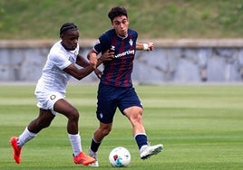 Iker Alday disputando un balón en un partido con el Eibar B.