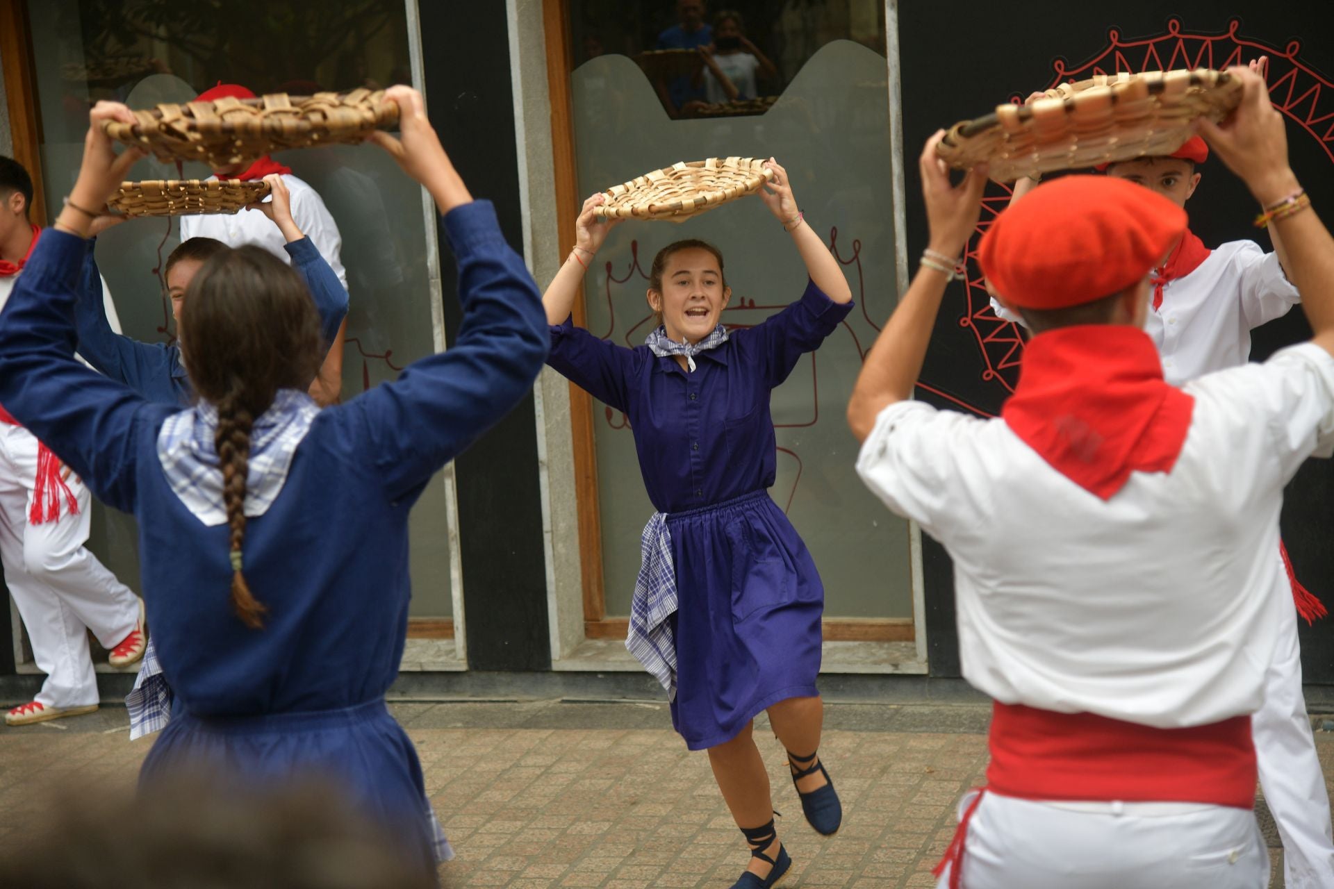 Jorrai Dantza y txistularis en las fiestas de San Roke