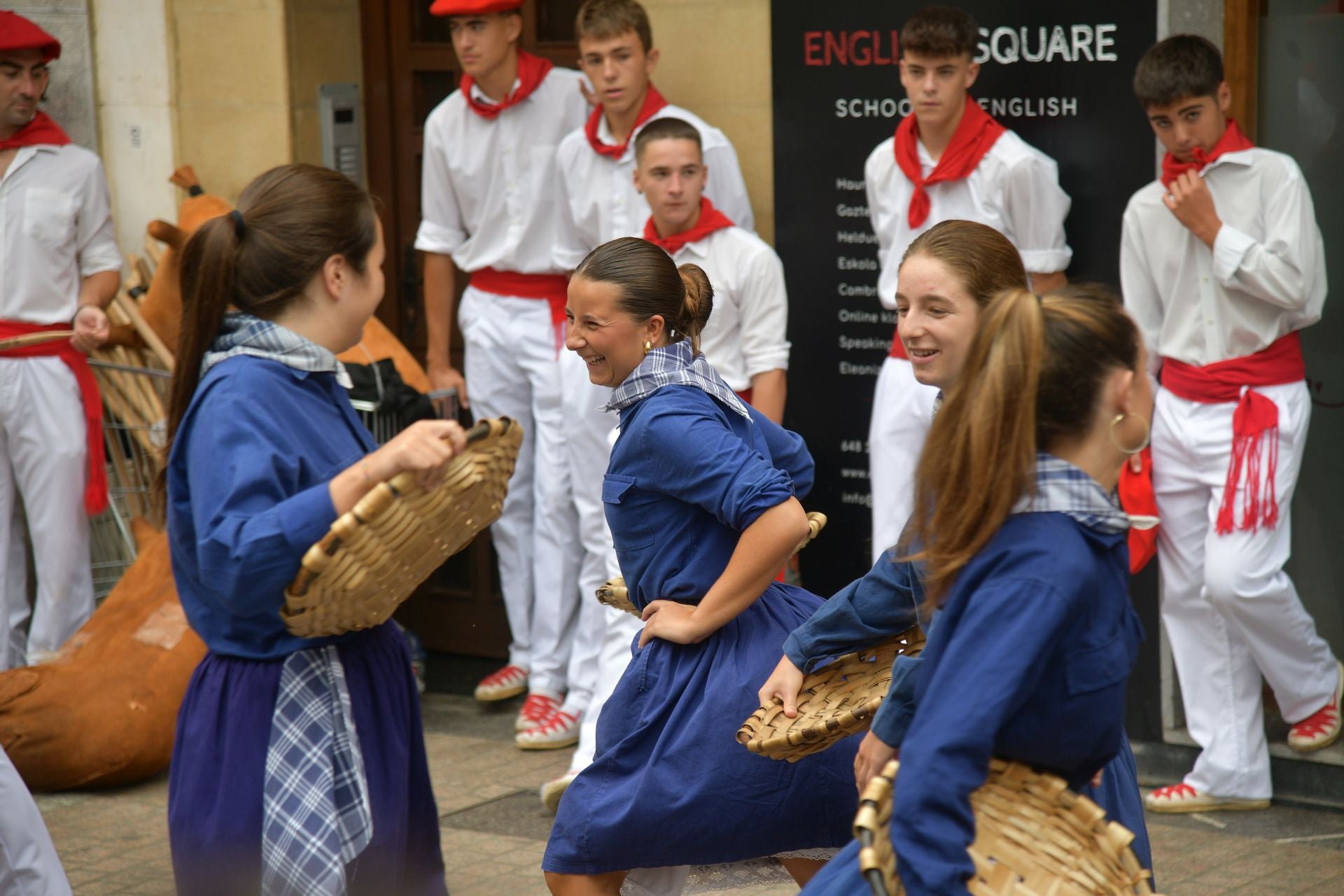Jorrai Dantza y txistularis en las fiestas de San Roke