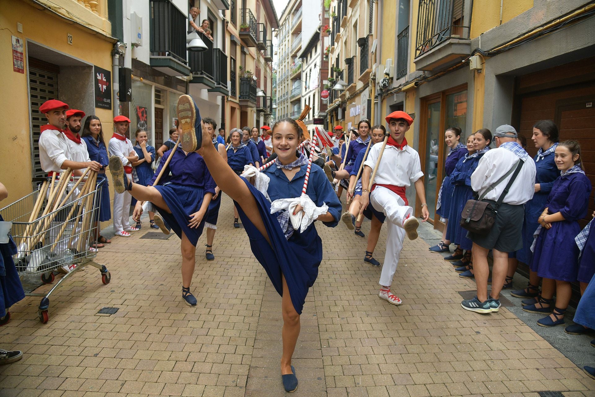 Jorrai Dantza y txistularis en las fiestas de San Roke