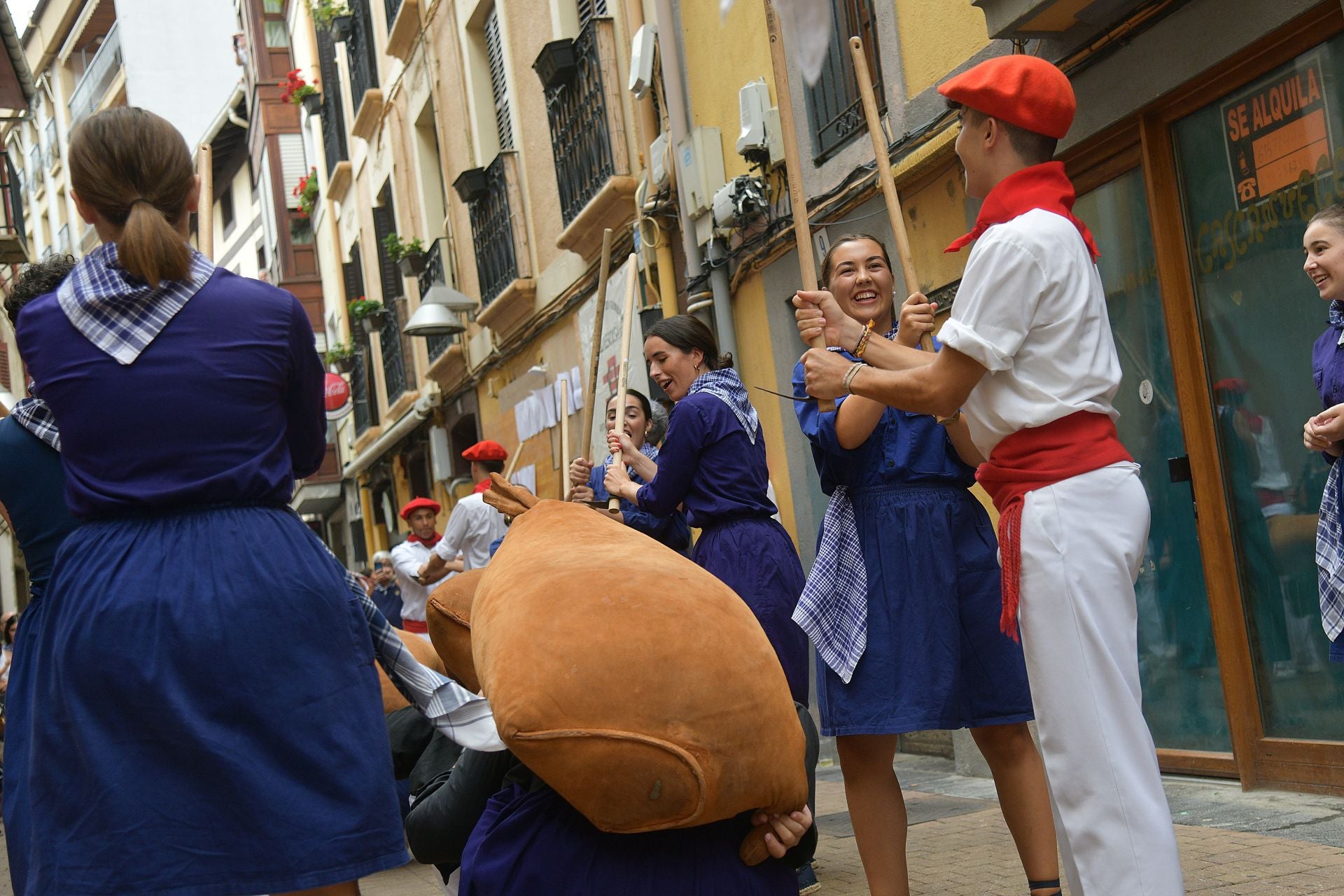 Jorrai Dantza y txistularis en las fiestas de San Roke