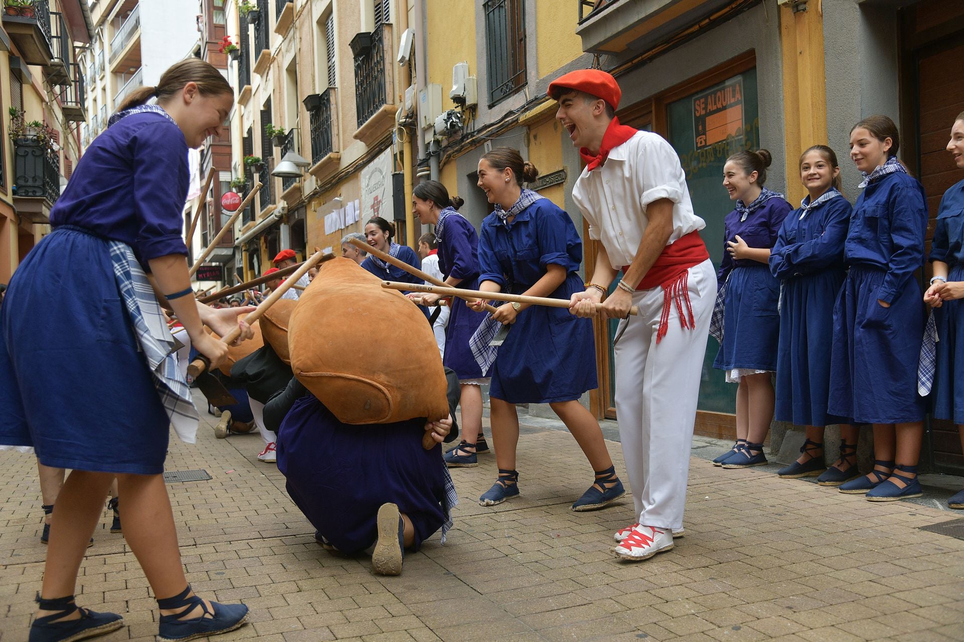 Jorrai Dantza y txistularis en las fiestas de San Roke