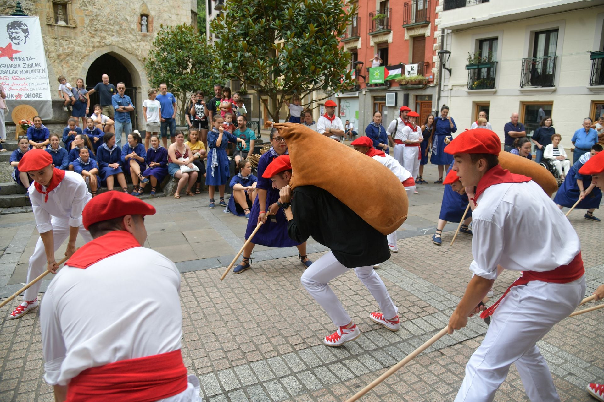 Jorrai Dantza y txistularis en las fiestas de San Roke