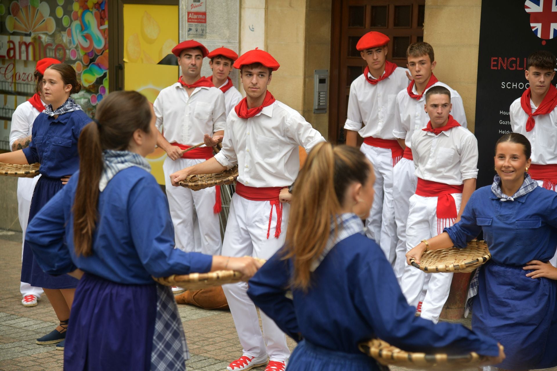 Jorrai Dantza y txistularis en las fiestas de San Roke