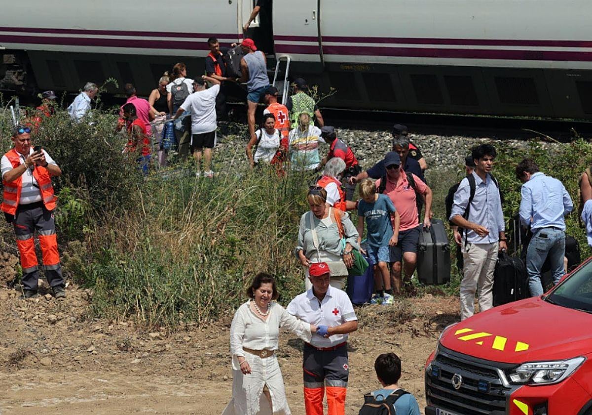 Fotos de la evacuación de 180 pasajeros por la avería de un tren en Pueyo.