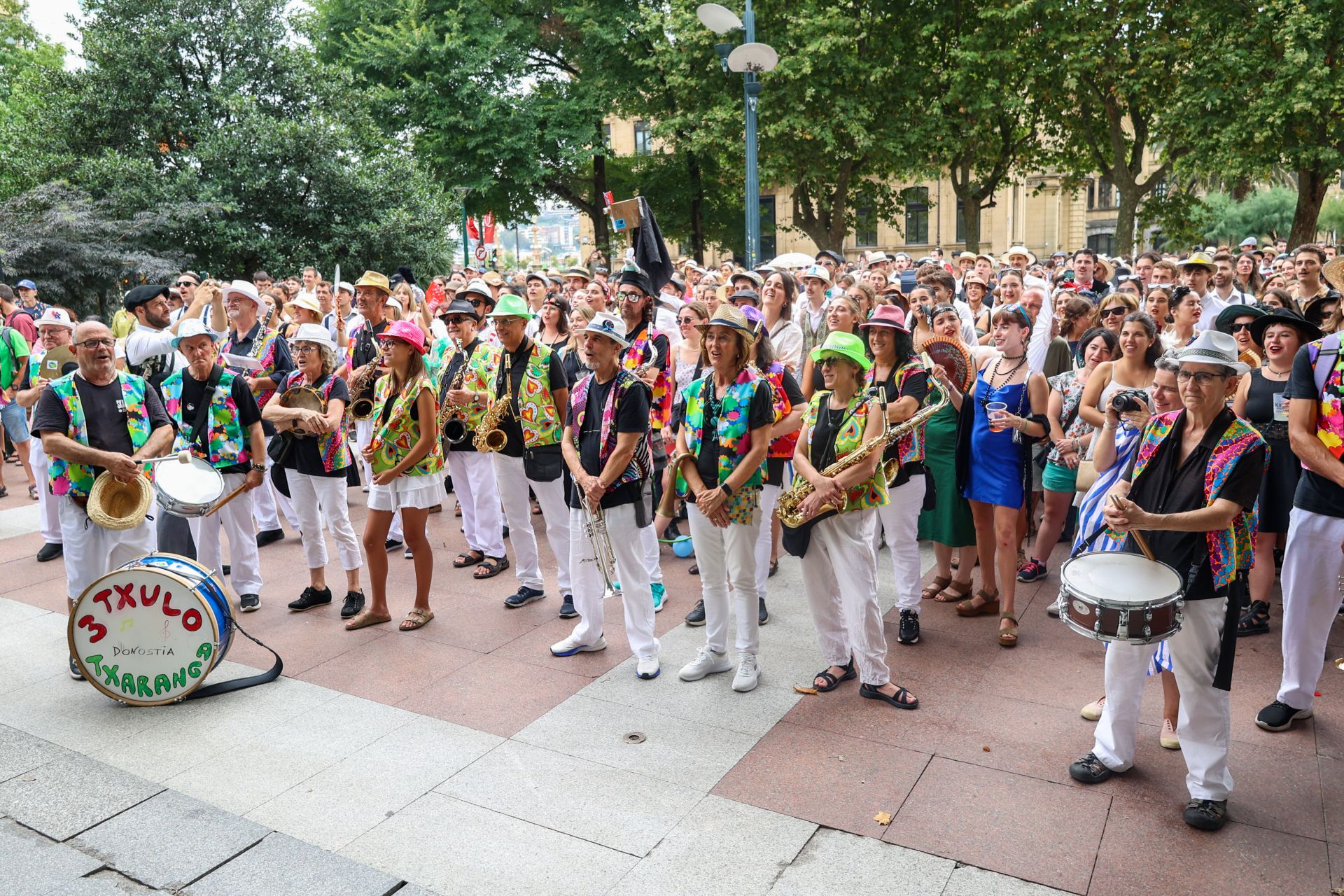 Irrikitaldia: risas y elegancia en el desfile paródico de Piratak