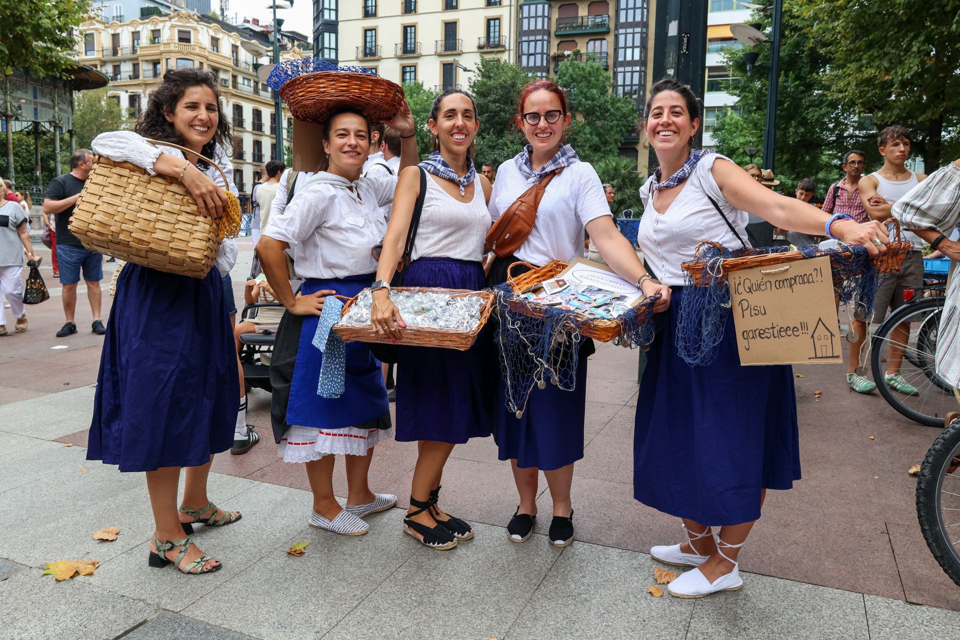 Irrikitaldia: risas y elegancia en el desfile paródico de Piratak
