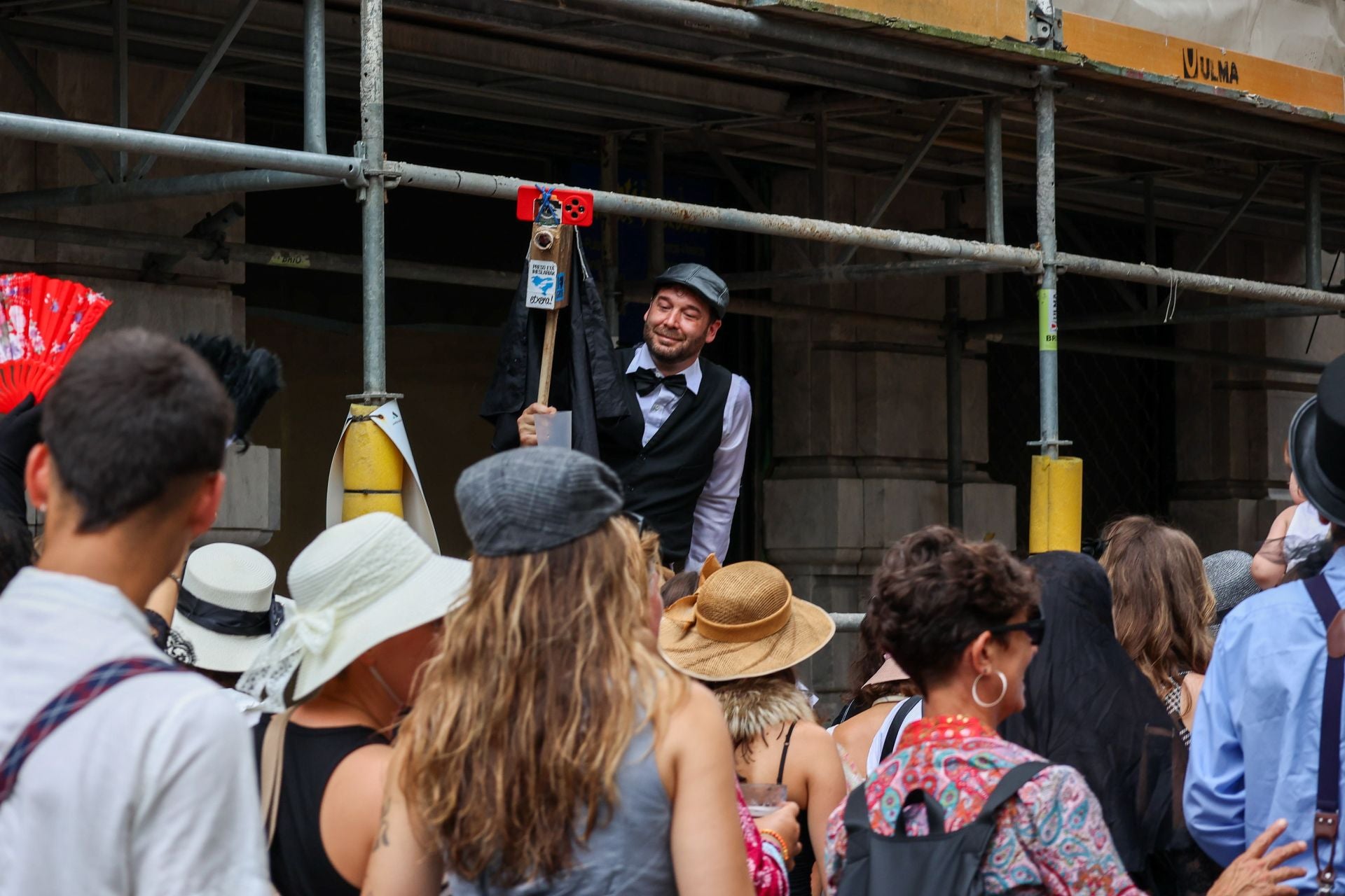 Irrikitaldia: risas y elegancia en el desfile paródico de Piratak