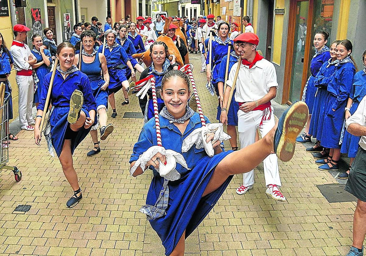 Gure Kai taldeko dantzariek Jorrai Dantza eskaini zuten Kalez Kale txistulariekin batera