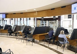 Interior de las oficinas de la Hacienda foral de San Sebastián, en el barrio de Errotaburu.
