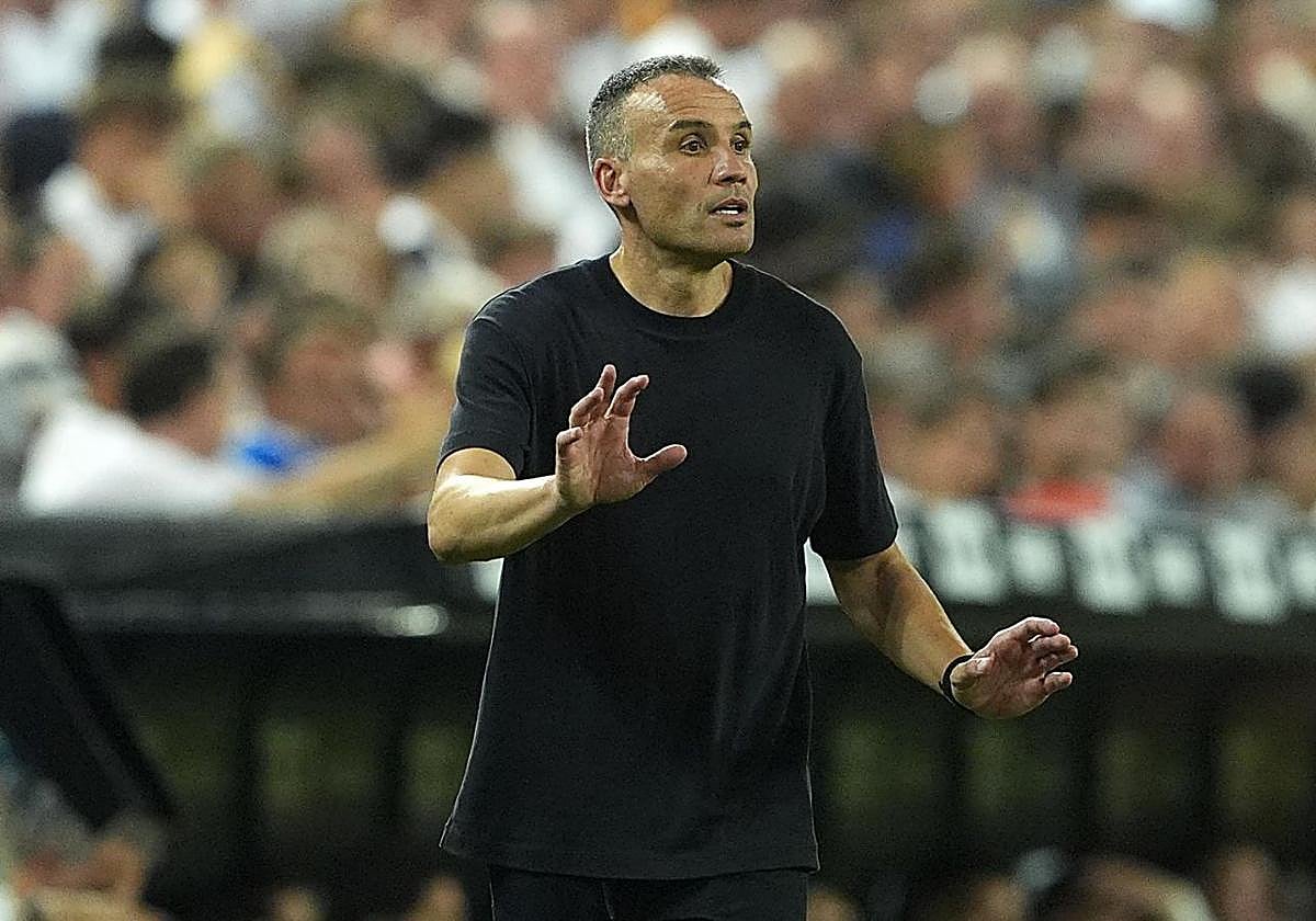 Sergio sigue el partido desde el banquillo en Mestalla.