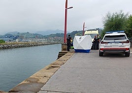 Efectivos de la Ertzaintza custiodian el cadáver.