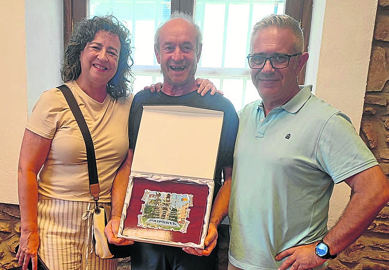 Iñaki posa con la placa de agradecimiento que este domingo le entregó Toni por sorpresa.