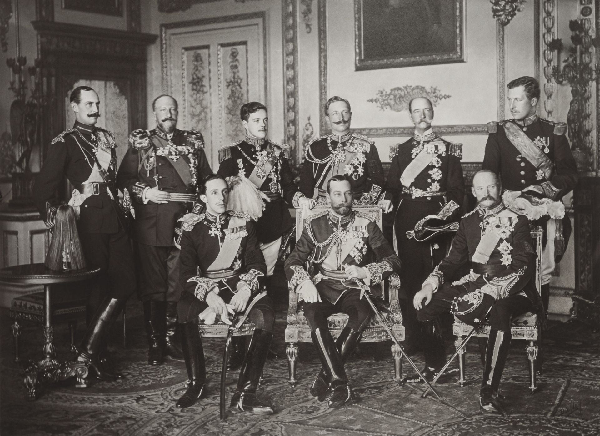 Nueve monarcas europeos, entre ellos el rey británico, el káiser y el monarca español Alfonso XIII, reunidos en Windsor para el funeral de Eduardo VII (20 de mayo de 1910).