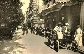 Uno de los primeros automóviles donostiarras ante el Café Suizo, hacia 1900.