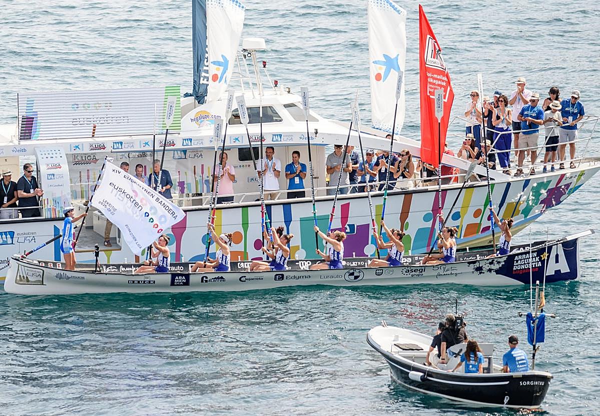 Donostia Arraun Lagunak celebra la bandera obtenida en Lekeitio.