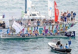 Donostia Arraun Lagunak celebra la bandera obtenida en Lekeitio.