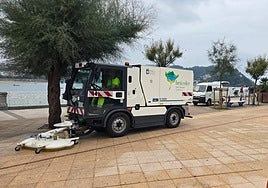 Una barredora del Ayuntamiento limpiando en el paseo de La Concha esta Semana Grande.