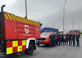 Los diez bomberos voluntarios que han partido este lunes por la mañana hacia León.