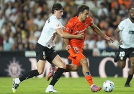 Javi Guerra persigue a Mikel Oyarzabal durante el partido del sábado en Mestalla