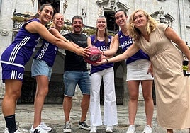 Uxue Esparta, Izar Bedia, Naroa Zabala e Irene Murua junto a la alcaldesa Maider Morras y el concejal de Deportes, Mikel San Miguel.