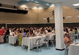 Las personas homenajeadas y sus familias se reunieron en Elkargunea para disfrutar de la comida.