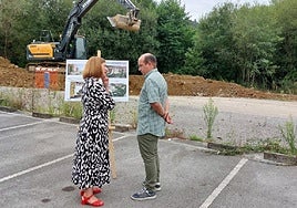 La alcaldesa, Cristina Laborda, y el delegado de Obras, Gorka Álvarez, visitaron ayer el arranque de las obras de urbanización en la trasera de Arbesko Errota.