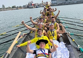 Los remeros de Orio B posan tras la última regata en Colindres.